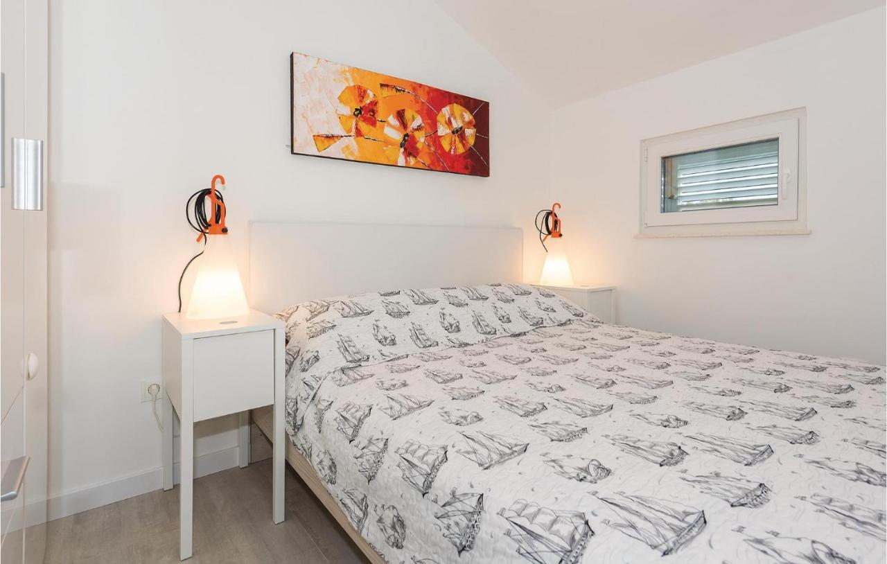 Cozy Apartment In Brodarica With Wifi מראה חיצוני תמונה