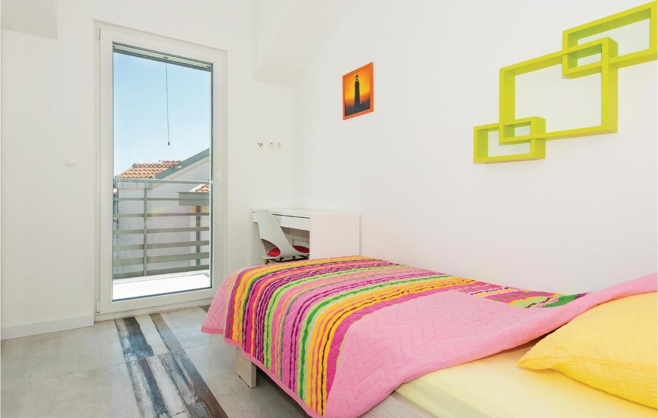 Cozy Apartment In Brodarica With Wifi מראה חיצוני תמונה
